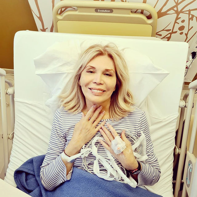 Amanda Lear, 83 anni, si è operata al cuore in Svizzera: è andato tutto bene